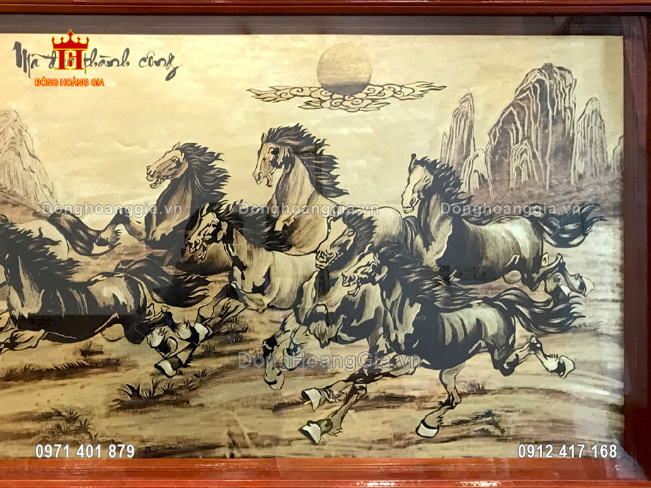 Từng họa tiết trên bức tranh bát mã được chạm khắc vô cùng tinh xảo